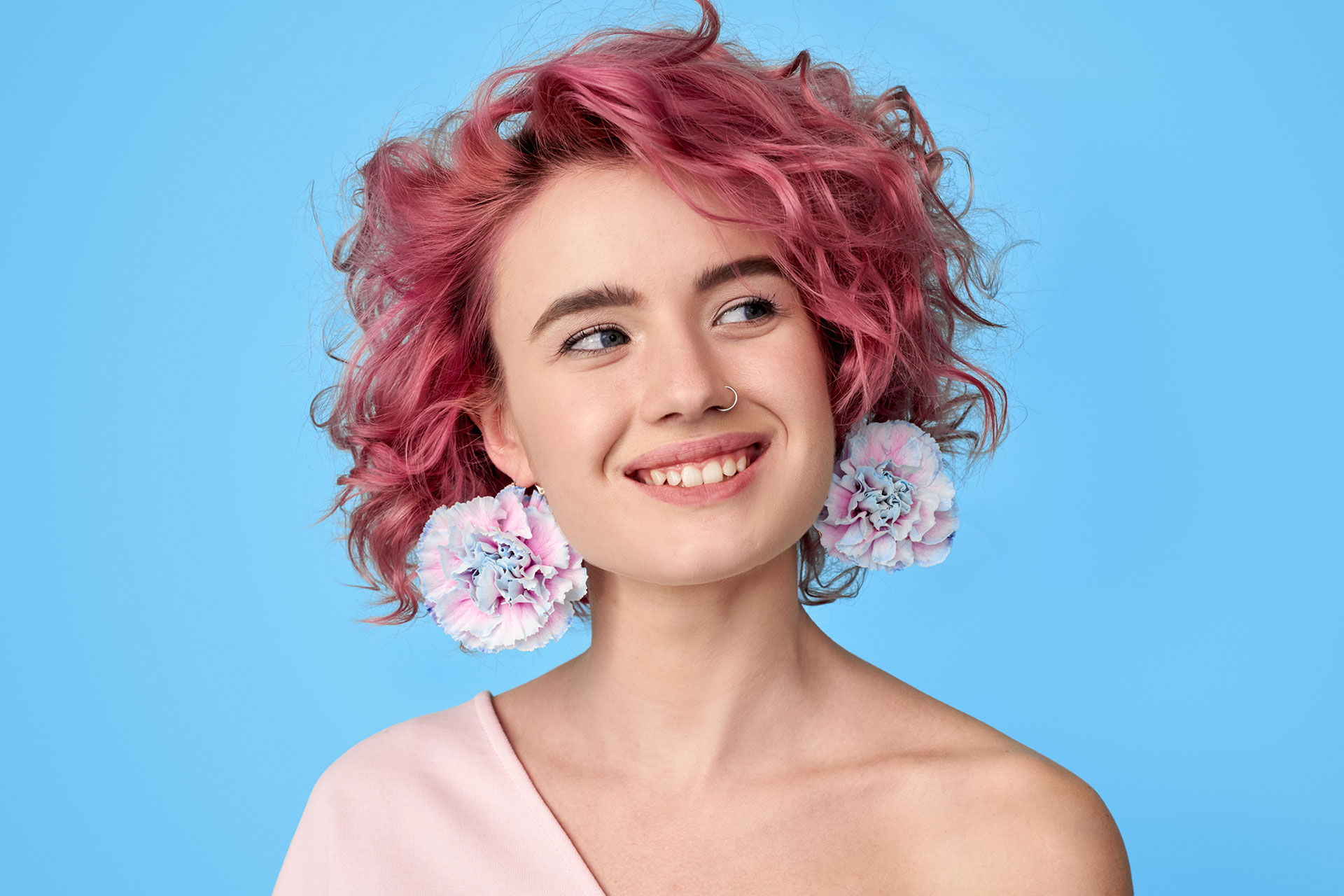 Eine lächelnde Frau mit Ohrringen