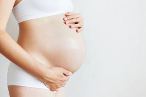 Eine Frau mit einem Babybauch